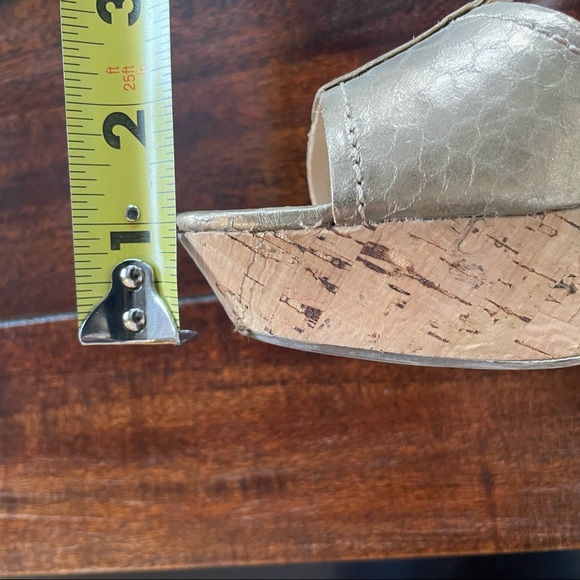 Gorgeous LIKE NEW Gold Wedge Sandals - Picture 10 of 12
